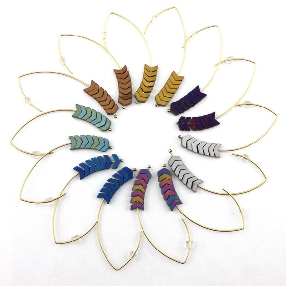 'Chevron Road' Natural Hematite Arrow Gold Earring - Picture 4 of 8